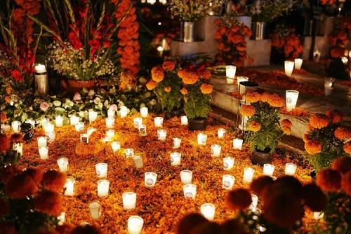 マリーゴールドの花は死者の霊が道に迷わないための道しるべ。幻想的な世界が広がります。