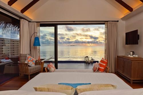 プール付きリーフ水上ヴィラ客室一例_グランド パーク コディッパル モルディブ