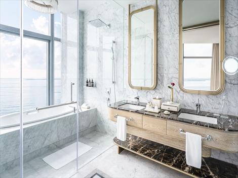 ヌスターホテル 明るく清潔なバスルームは開放感溢れるスペース