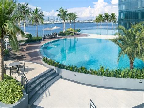 ヌスターホテル 5階にあるプールは十分な広さがあり楽しめます