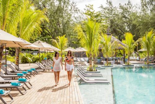 プールサイド_コンスタンス・ル・シャロン