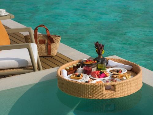 フローティングブレックファースト_ザ・リッツ・カールトン・モルディブ・ファリアイランド