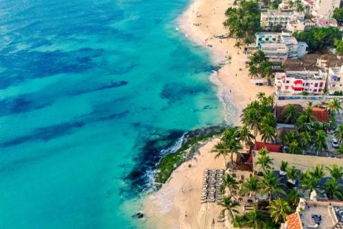 ターコイズブルーの海とサンゴ礁が広がるプラヤ・デル・カルメン